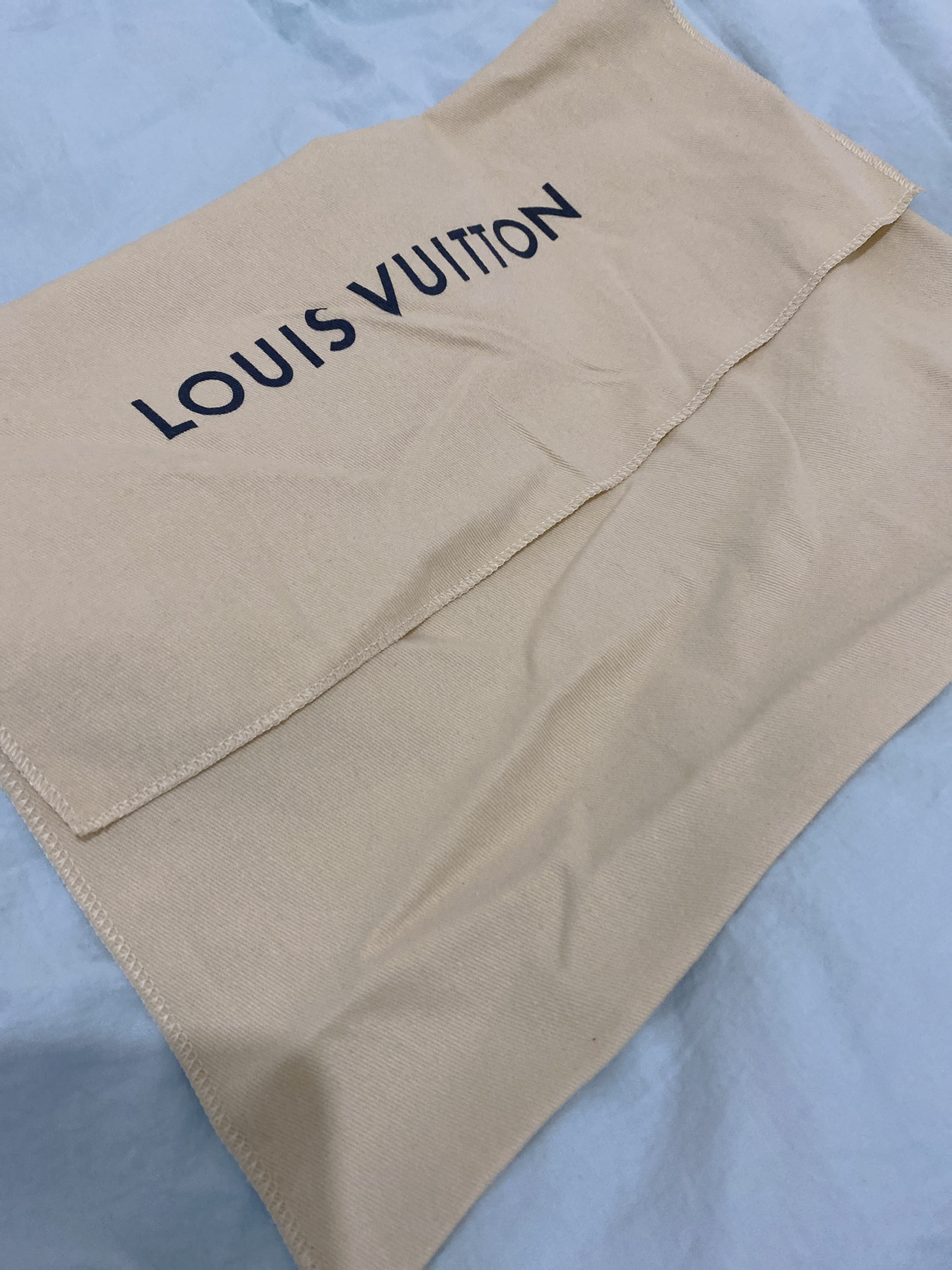 LV最新防塵袋，時(shí)尚界的秘密武器，保護(hù)你的珍貴物品不受塵埃侵?jǐn)_??