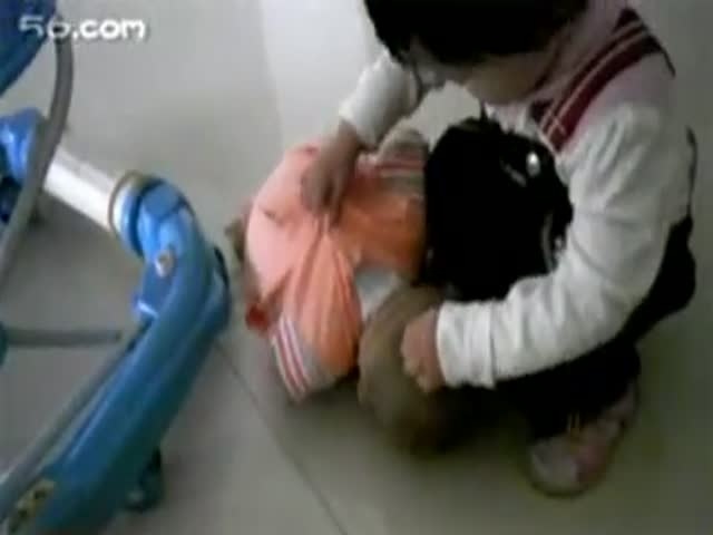 狂虐嬰兒視頻引發(fā)社會憤怒，道德和法律界限不可逾越