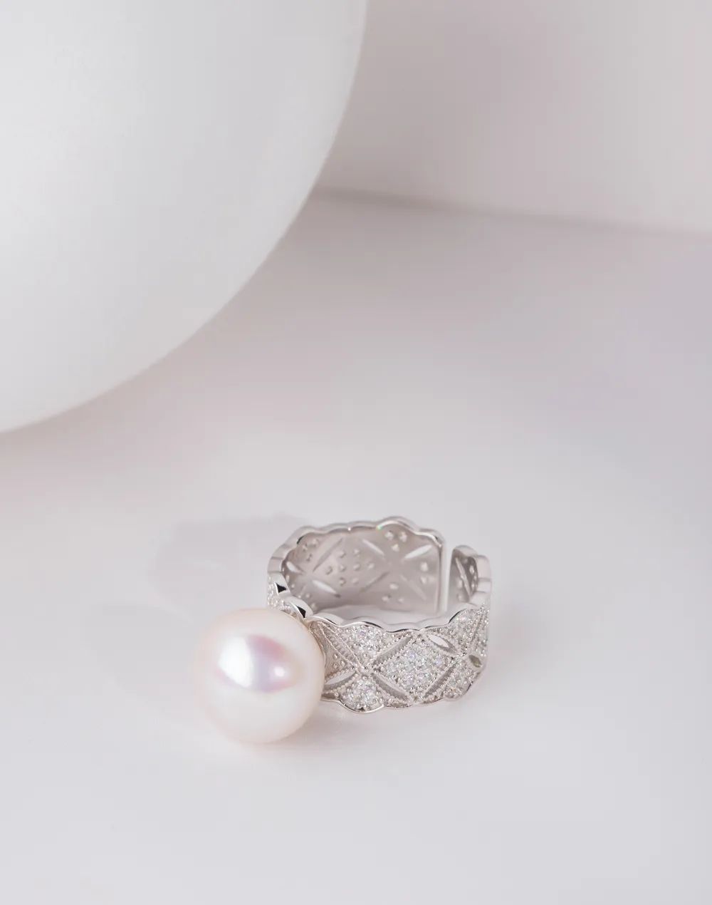 2024最新款戒指,探索小巷中的寶藏，2024最新款戒指