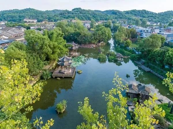 黃龍溪華僑城最新消息,黃龍溪華僑城最新消息，發(fā)展的雙刃劍效應(yīng)分析