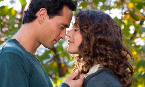 時代變遷下的新型親吻，情感表達的新方式