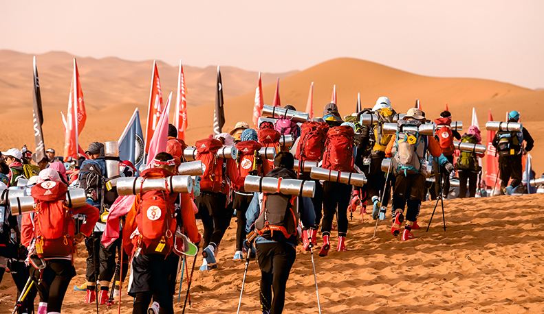 沙海競速，沙漠比賽中的歡樂與同伴時光