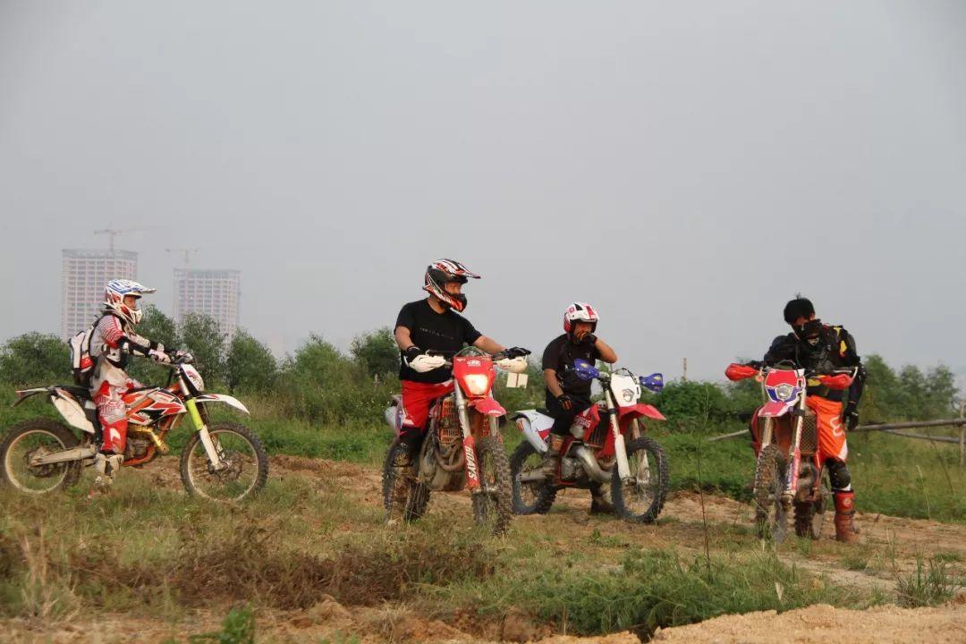 越野摩托車比賽，小巷中的熱血激情與神秘探險(xiǎn)之旅