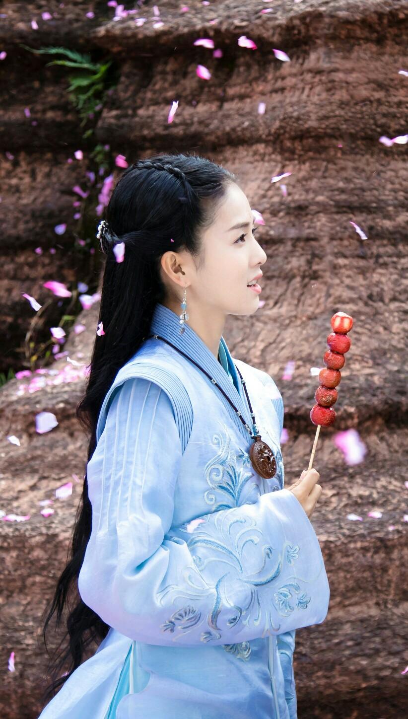 白鹿演員照片分享，自然之旅的心靈探尋與寧靜之尋