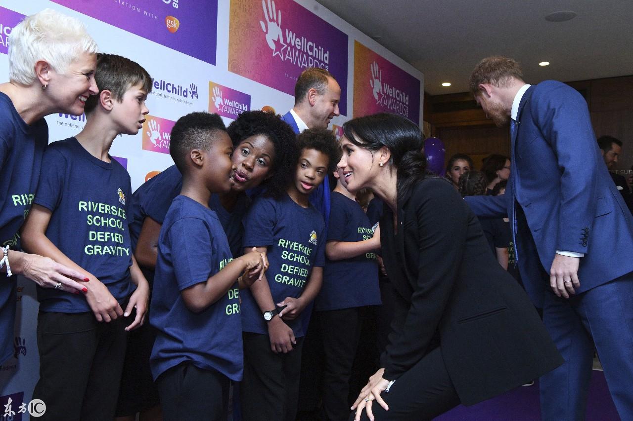 英國王妃凱特最新服裝引領(lǐng)時(shí)尚潮流，英倫風(fēng)尚再燃！