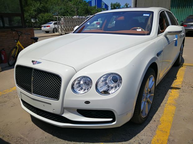 最新款賓利，奢華與科技的完美融合