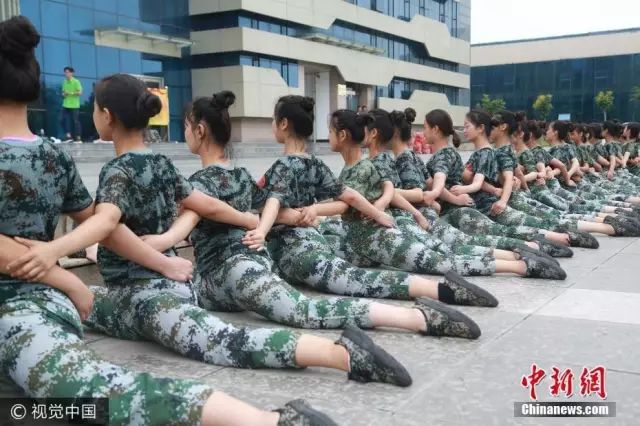 獨家揭秘，探索小巷深處的軍訓(xùn)新風(fēng)尚——2025軍訓(xùn)最新視頻亮相！