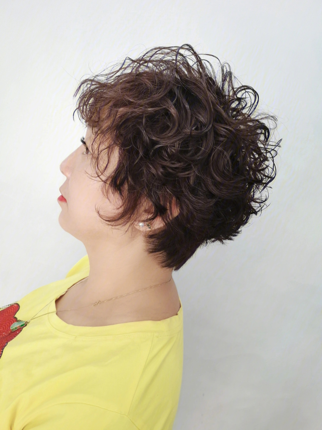 最新短發(fā)燙發(fā)造型，時尚界的火熱焦點！