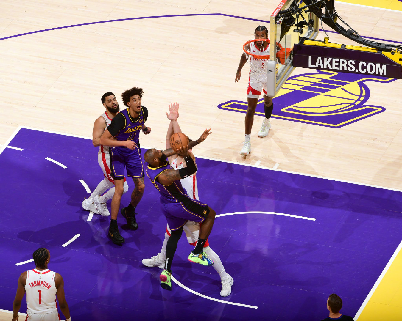 湖人火箭精彩集錦，科技巨獻(xiàn)，前所未有的籃球盛宴體驗