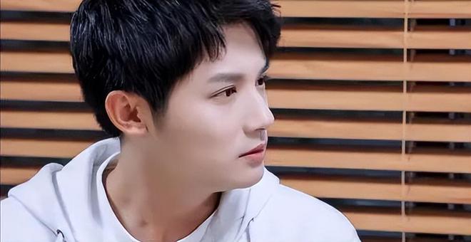 鄭業(yè)成最新行程揭秘，忙碌明星之旅的足跡